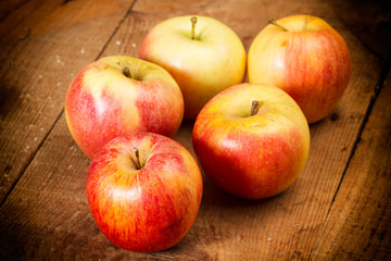 Manzanas rojas sobre mesa de madera rústica. Vista de superior