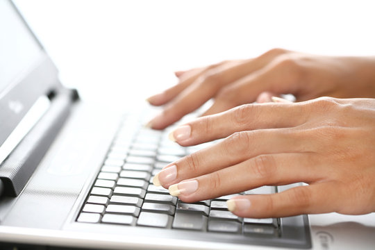 plan rapproch&eacute; de mains de femme sur des touches d'ordinateur