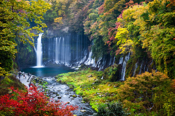 Herbstszene des Shiraito-Wasserfalls