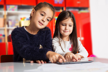 Obraz na płótnie Canvas Children playing on tablet