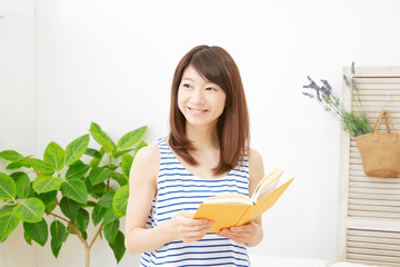 女性　読書