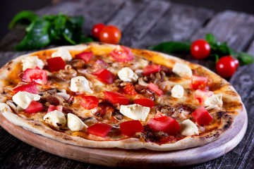 pizza with mozzarella , tomatoes , mushrooms and tomato paste