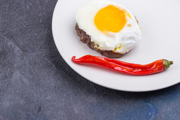 Beafsteak with scrambled egg and chili pepper