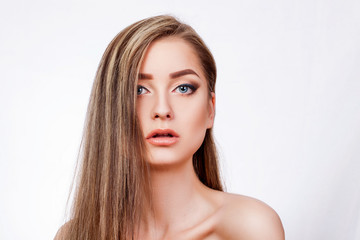 Fototapeta premium portret pięknej młodej kobiety z jasnym makijażem