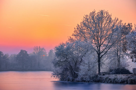 Winterzauber 3 / Der Thielenburger See in Dannenberg (Wendland, Niedersachsen). Aufgenommen w&auml;hrend der Sonnenuntergangszeit vom 5. Dezember 2016. 