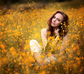 Portret kobiety wśród żółtych kwiatów