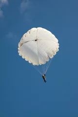 Verduisterende gordijnen White round parachute on background blue sky. © esalienko