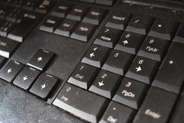 ほこりが乗ったパソコンキーボード