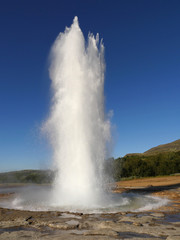 Eruption des Geysirs Strokkur in Island