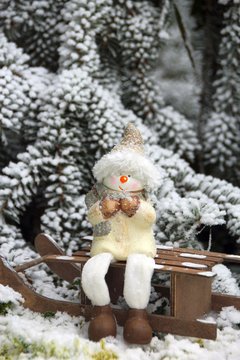 schlitten mit zwerg im schnee