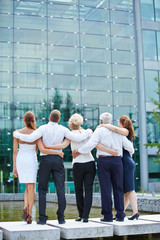 Business Team von hinten schaut auf Büro