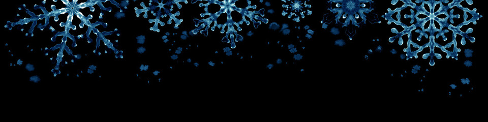 Zimowe obramowanie z niebieskie płatki śniegu na czarnym tle. Ręcznie malowane poziome ilustracji - 129561860