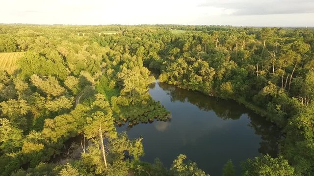 Survol d'un petit lac des Landes