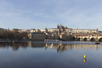 Obraz premium Autumn Lesser Town of Prague with gothic Castle and Charles Bridge, Czech Republic