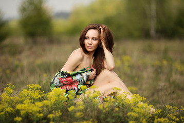 Kobieta siedząca na łące © mycatherina