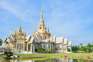 Naklejka premium Stunning Buddhist Monastery of Wat Non Kum and Its Reflection in Nakhon Ratchasima Province, Thailand