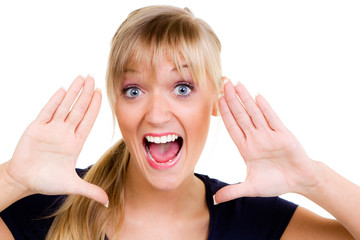 frau schreit laut