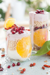 Muesli mit Joghurt und Fruechten