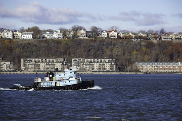 Obraz premium Tug boat on Hudson river, New York