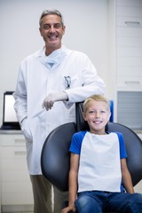 Obraz premium Portrait of smiling dentist and young patient