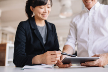 Obraz premium Businesspeople using touchscreen computer in office