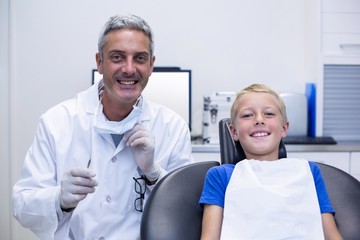 Obraz premium Portrait of smiling dentist and young patient