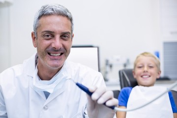 Obraz premium Dentist holding dental tool