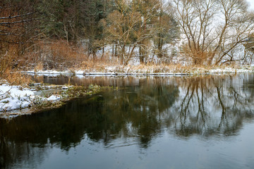 Река в начале зимы