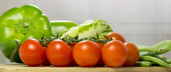 Pimiento, lechuga, tomates en rama y judías verdes