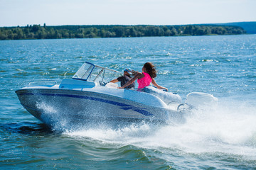 Obraz premium Girls ride on the boat to drift