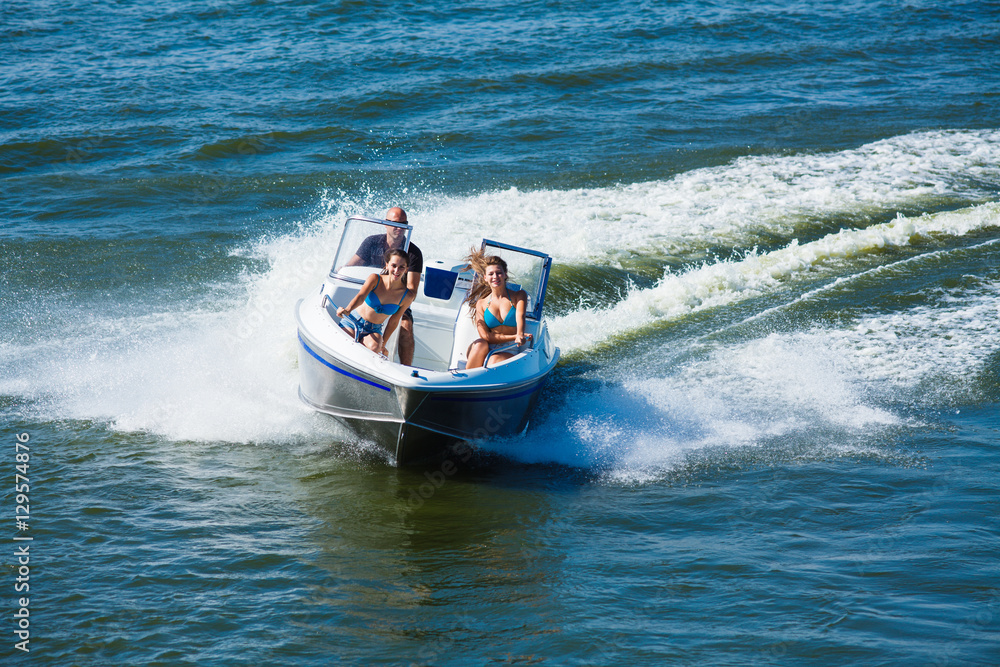 Wall mural  Girls ride on the boat to drift