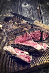 Barbecue Tomahawk Steak auf Schneidebrett