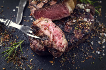 Barbecue Rib Eye Steak auf Schieferplatte