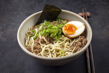 Ramen Hackfleisch Suppe in Schale