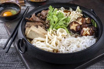 Sukiyaki in  japanischen Gusstopf 