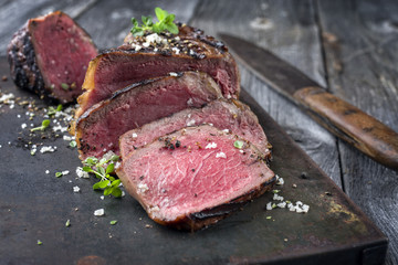 Filetsteak auf alten Blech