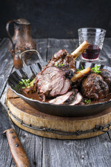 Gegrillte Lammhaxen in Burgundersauce
