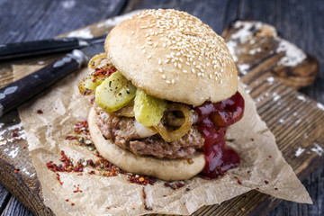 Barbecue Hamburger auf alten Schneidebrett
