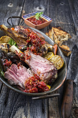 Barbecue Lammhaxen mit Gemüse in Kasserolle