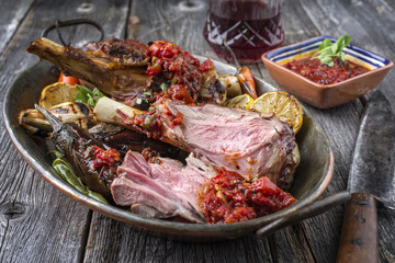 Barbecue Lammhaxen mit Gemüse in Kasserolle