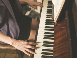 Obraz premium Woman playing the piano