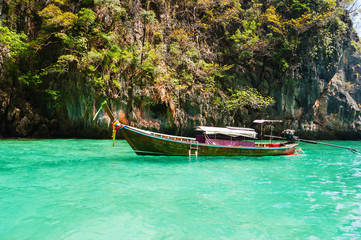 Fototapeta na wymiar Traditional longtail boats in the famous Maya bay of Phi-phi Leh