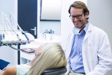 Obraz premium Male dentist interacting with female patient
