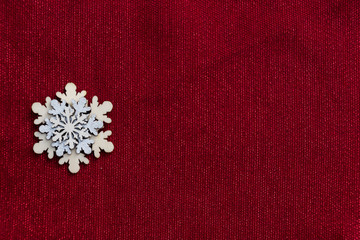 Winterliches Ornament auf rotem Hintergrund