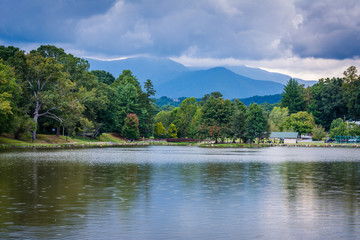 Fototapeta na wymiar Lake Tomahawk, in Black Mountain, North Carolina.