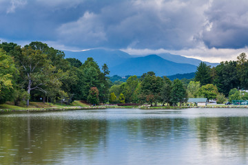 Fototapeta na wymiar Lake Tomahawk, in Black Mountain, North Carolina.