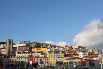 Fototapeta premium Lisbonne, colline de l'Alfama à Santa Apolonia