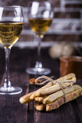 cheesy breadsticks with chili and thyme