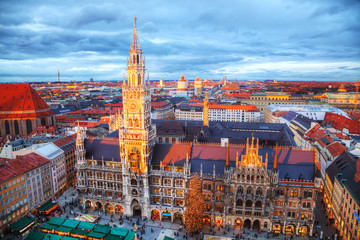 Naklejka premium Widok z lotu ptaka na Marienplatz w Monachium