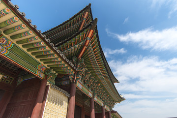 Fototapeta na wymiar Traditional Korean architecture in Seoul